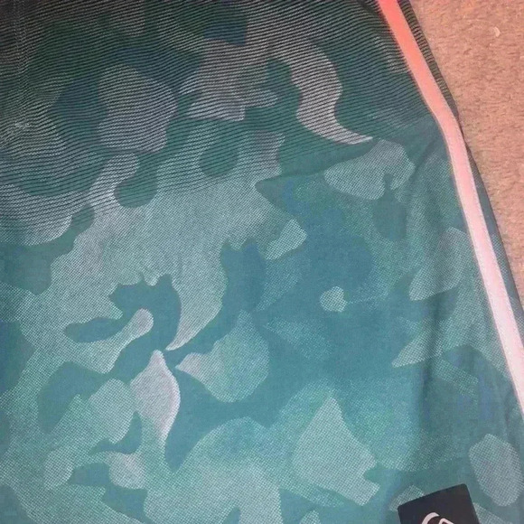 NWOT Quicksilver board shorts 38 - Picture 4 of 8